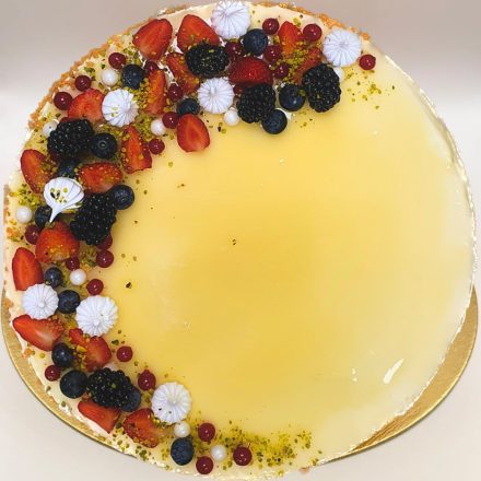 Vaníliás erdeigyümölcsös torta